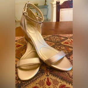 NEW BANDOLINO Gold Ankle Strap Strappy Heels Wedge SZ 8 M Heel 2”/8.75” length